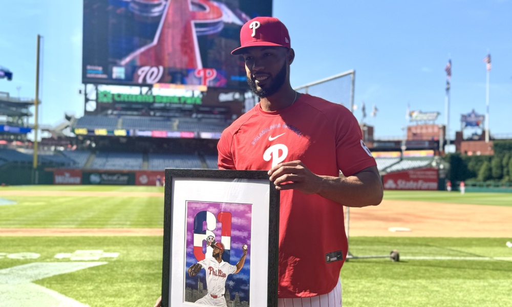 Cristopher Sánchez receives the LatinoMVP award in Philadelphia